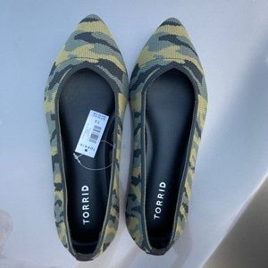 Size 7.5ww Camo point toe flats